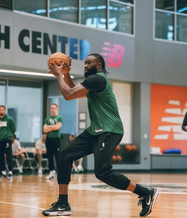 爱游戏平台-包含NBA总决赛赛程吃紧,波士顿凯尔特人冲刺阶段防线松动,气氛紧张,训练强度明显提升的词条